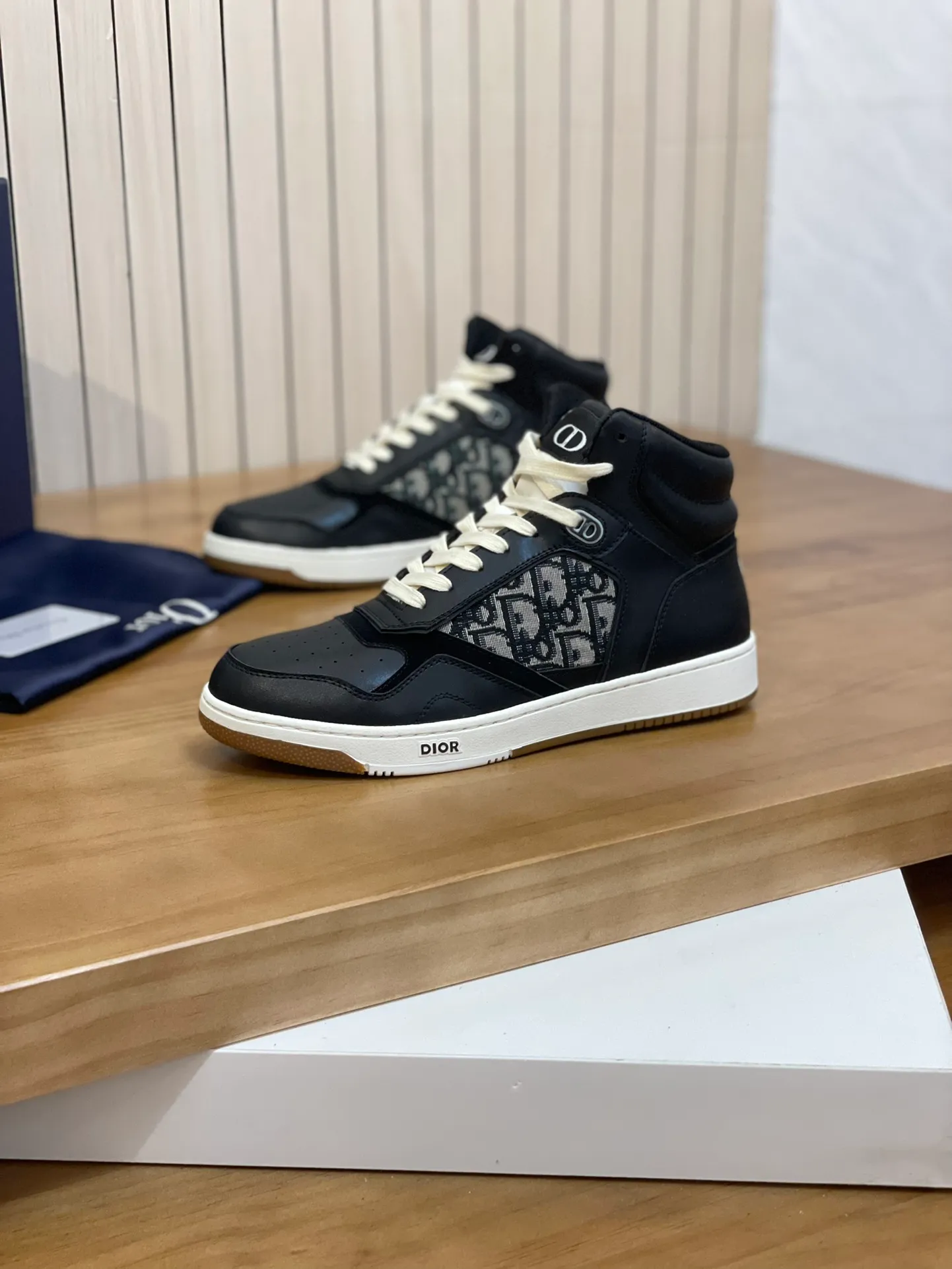Men's shoes: 💰P460¥ Product trademark: Dior* "Dior*" high-top casual shoes Regular size: 38-44 (can be customized to 45.46) Product materials: Upper imported cowhide stitched with original fabric, breathable lining, original outsole. Number: 1006